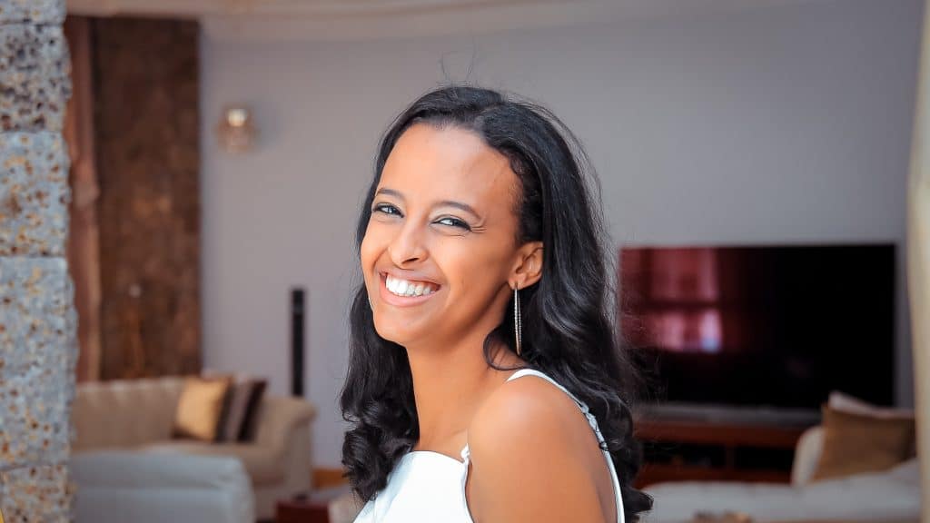 Mulher sorrindo.