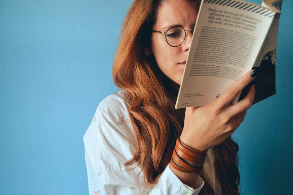 Mulher lendo livro.