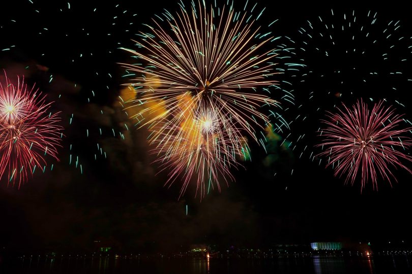 Fogos em céu estourando no Reveillon