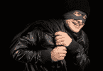 Imagem de ladrão encapuzado e mascarado de preto