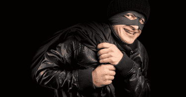 Imagem de ladrão encapuzado e mascarado de preto