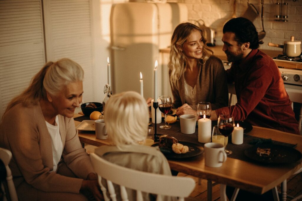 Família celebrando a ceia de Natal ao redor de uma mesa.