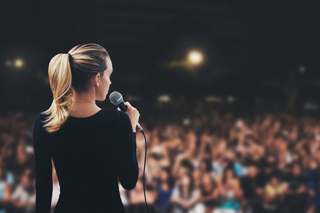 Mulher falando em público.