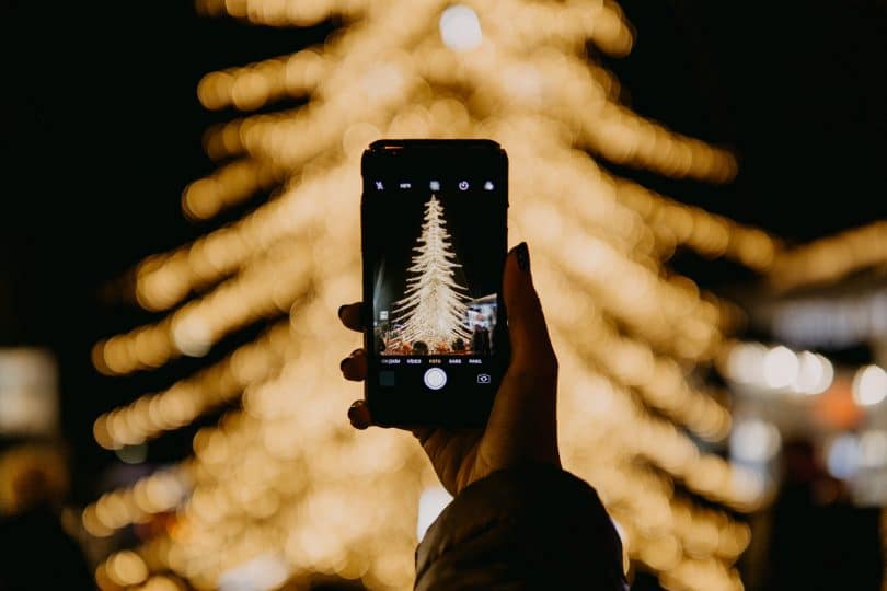 Árvore de natal sendo fotografada.