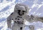 Astronauta no espaço com nuvens ao fundo