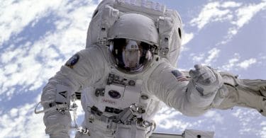 Astronauta no espaço com nuvens ao fundo