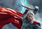 Thor segurando martelo.