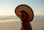 Mulher sorrindo na praia.