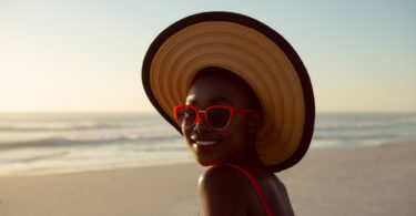 Mulher sorrindo na praia.