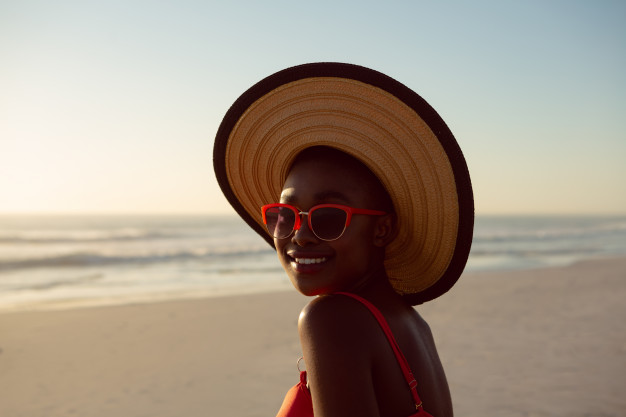 Mulher sorrindo na praia.