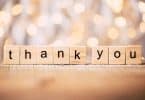 Pequenos blocos de madeira formando a palavra "thank you".