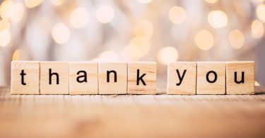 Pequenos blocos de madeira formando a palavra "thank you".