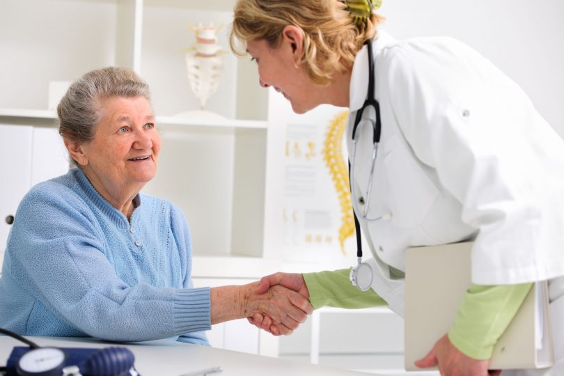 Médica cumprimentando paciente