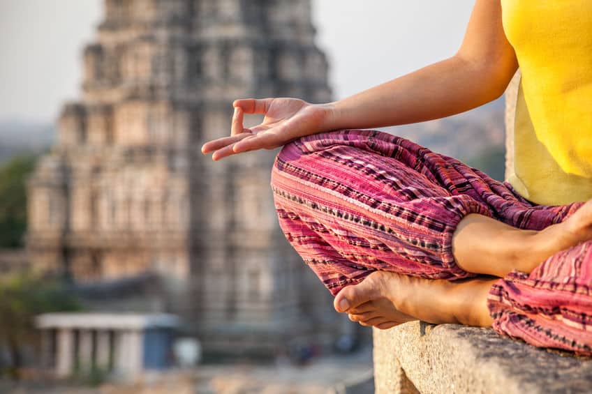 Mulher meditando.