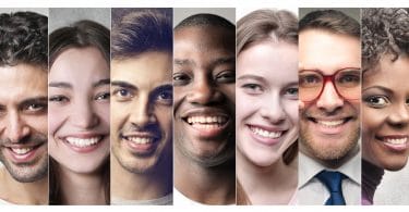 Colagem com pessoas de diversas cores e etnias sorrindo, lado a lado.