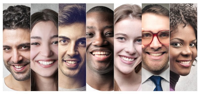 Colagem com pessoas de diversas cores e etnias sorrindo, lado a lado.