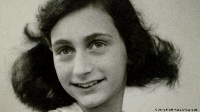 Imagem de Anne Frank sorrindo. Em Haus Amsterdam