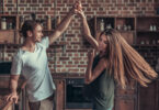 Casal jovem feliz dançando na cozinha