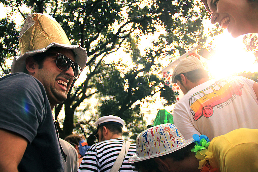 Pessoas se divertindo no carnaval.