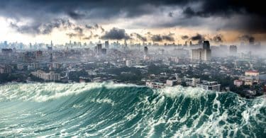 Cidade sendo destruída pelas ondas do tsunami