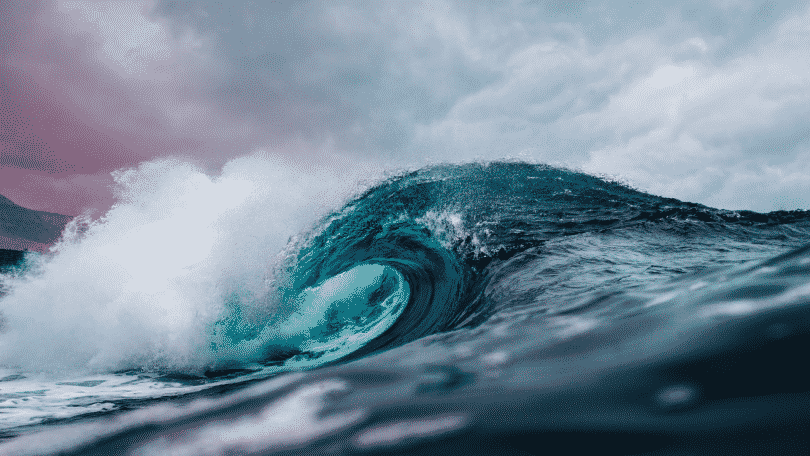 Imagem de uma onda quebrando no mar