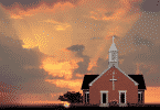 Imagem de uma igreja no meio do campo, ao entardecer.