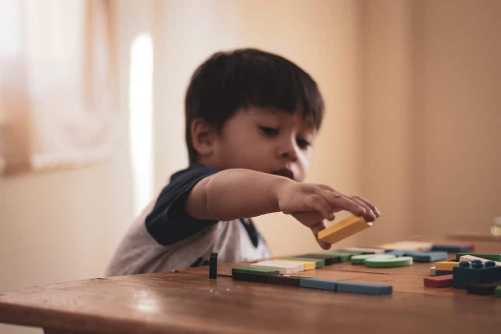 Bebê brincando com objetos coloridos 