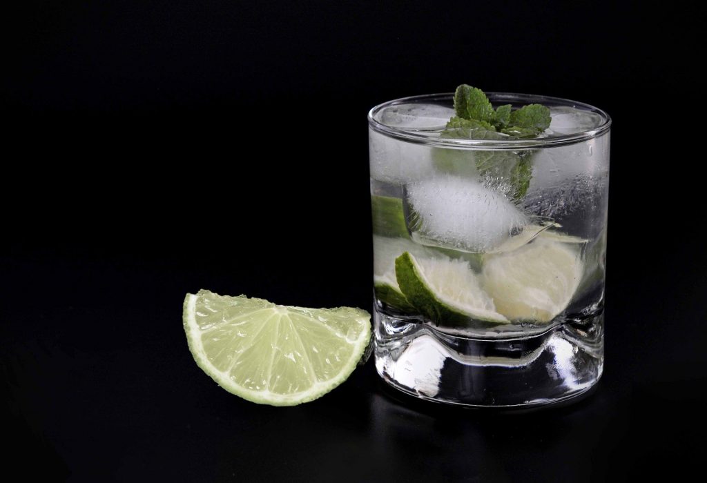 Suco de hortelã dentro de um copo de vidro.