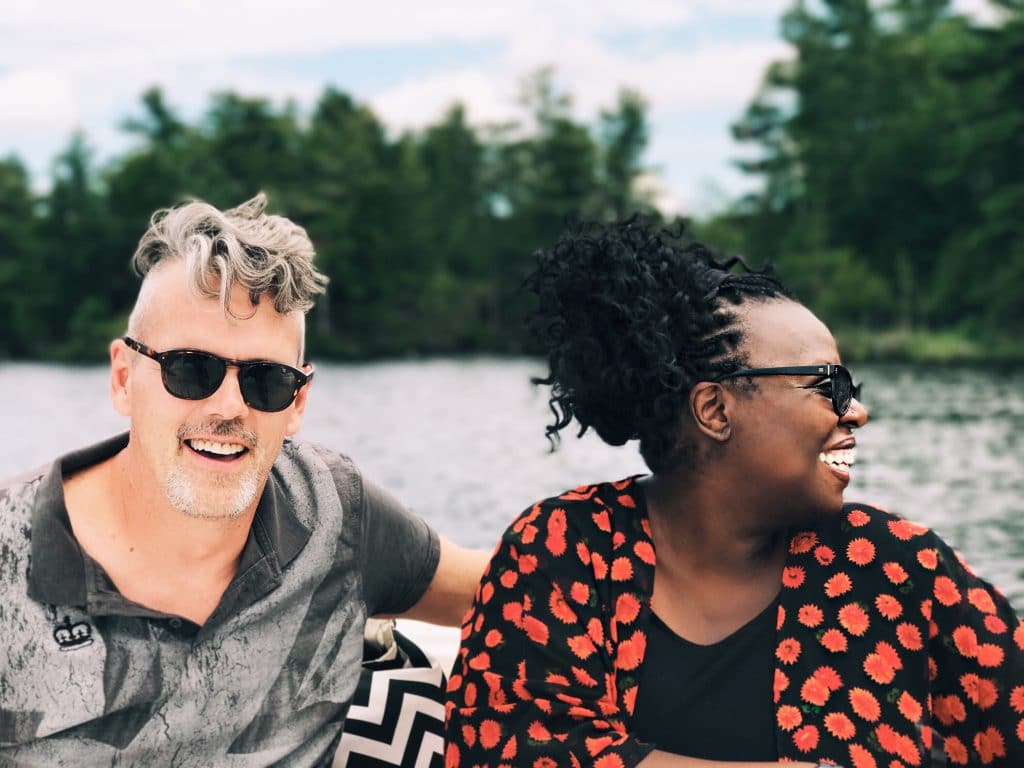 Casal feliz em um bote no lago