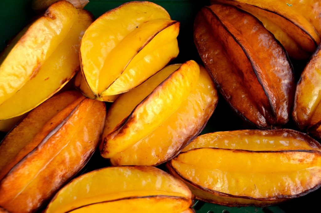 Imagem da fruta carambola bem madurinha e amarelinha.