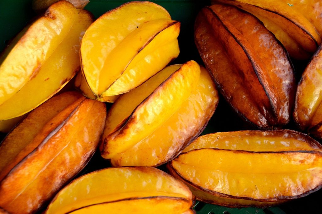 Imagem da fruta carambola bem madurinha e amarelinha.
