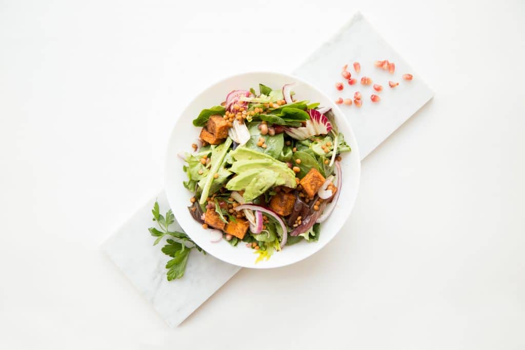 Prato de salada em cima de uma mesa