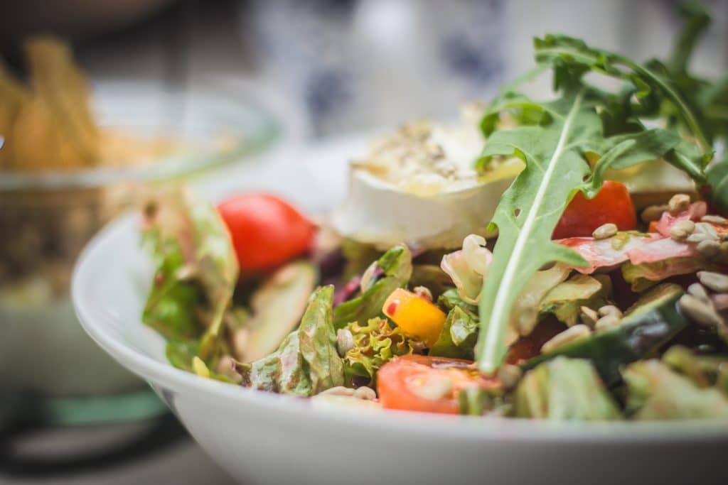 Prato com saladas variadas