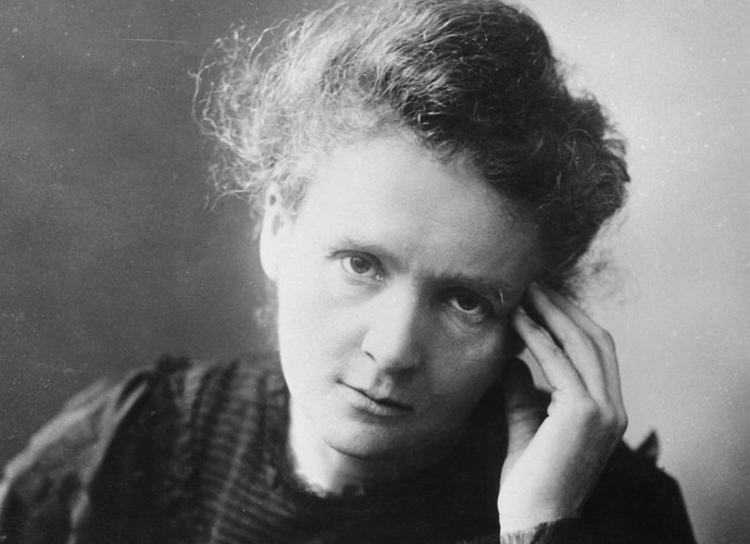 Fotografia de Marie Curie, com a mão segurando a cabeça.