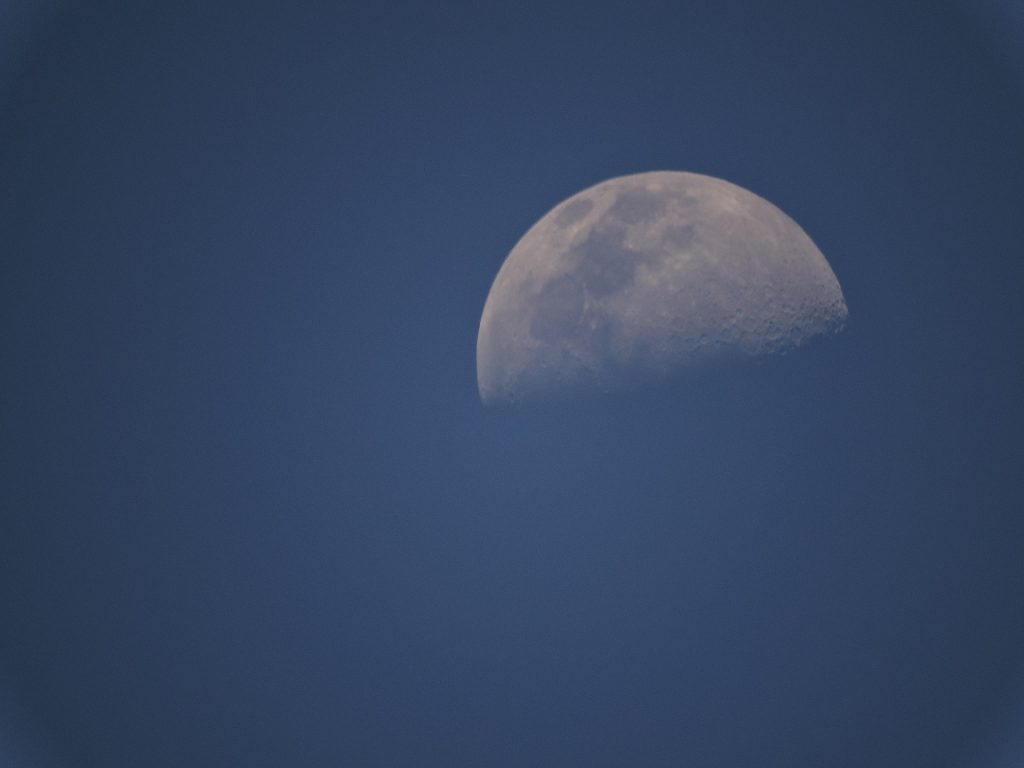 Imagem da lua minguante no céu.