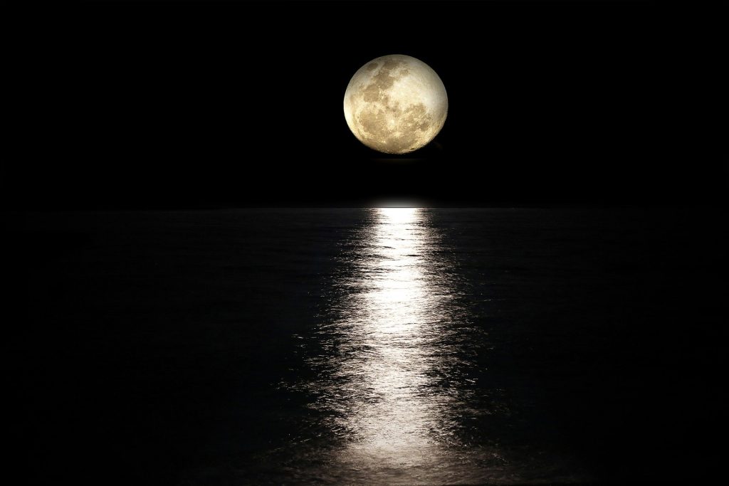 Imagem da Lua Cheia em alto mar.