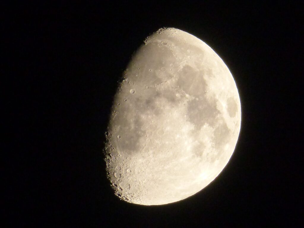 Imagem da lua minguante vista à noite.
