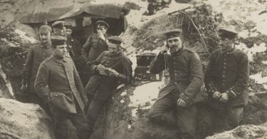 Soldados da guerra sentados em rochas