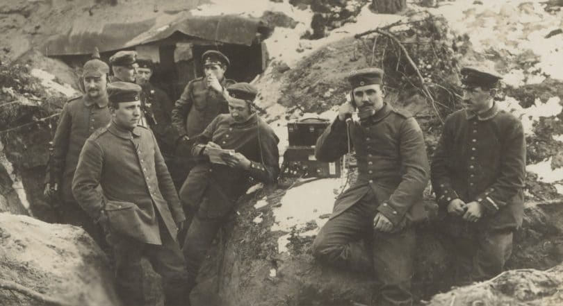 Soldados da guerra sentados em rochas