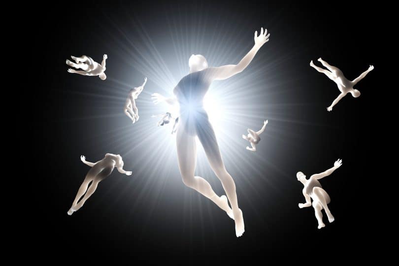 Montagem de corpos nus flutuando no vazio preto, com uma luz branca no centro.
