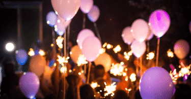 Festa com balões rosa e fogos de artifício