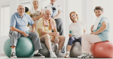 Grupo de pessoas da terceira idade praticando exercício físico