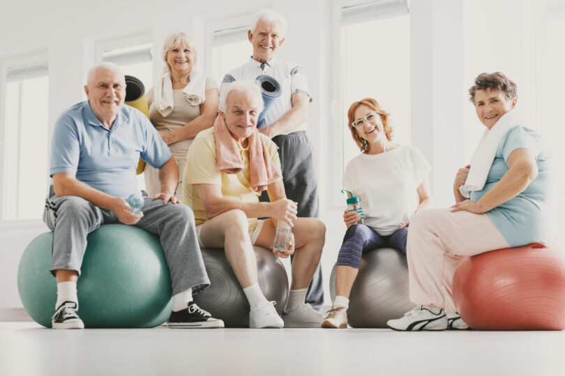 Grupo de pessoas da terceira idade praticando exercício físico