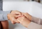 Pessoa segurando mãos de outra pessoa