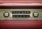 Imagem retrô de um rádio de carro antigo.