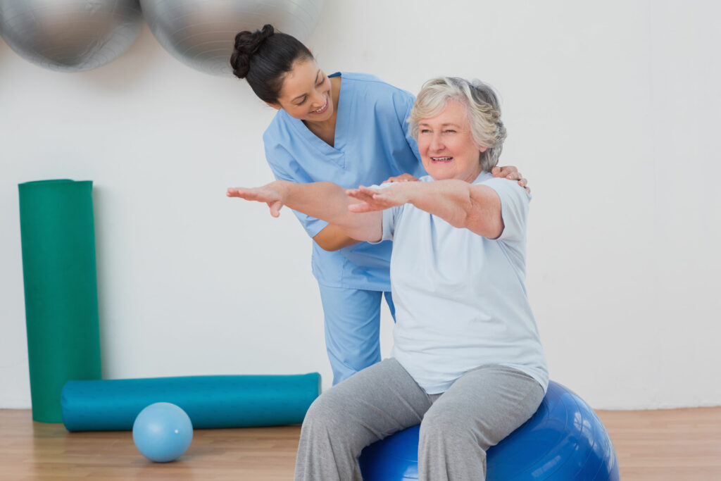 Senhora fazendo ginastica com instrutora