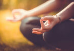 Mulher meditando em um parque