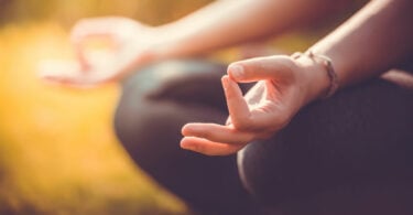 Mulher meditando em um parque