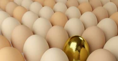 Ovo dourado entre outros ovos.