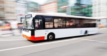 Ônibus urbano em movimento.